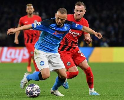 Lobotka dà il pallone a Politano e gli dice: tieni, vai a divertirti