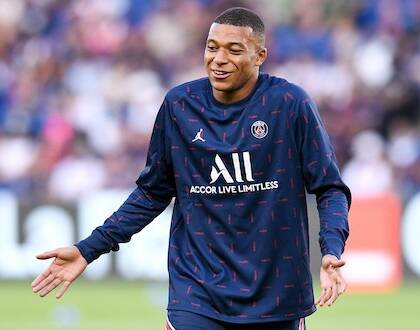 Mbappé nervoso durante Brest-Psg: gli rubano palla e lui reagisce rifilando un calcio (VIDEO)