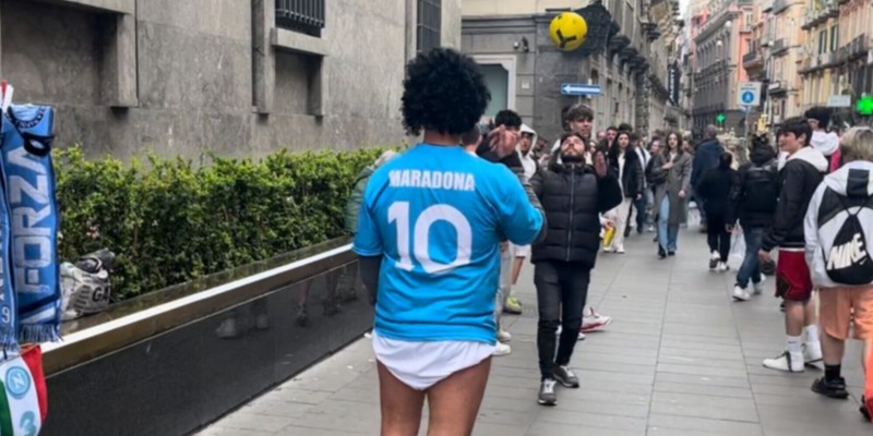 Napoli, spunta il sosia di Maradona: tutti hanno notato il dettaglio