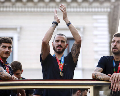 Piantedosi è lo stesso che si genuflesse a Bonucci e Chiellini per festeggiare l’Europeo (Repubblica)