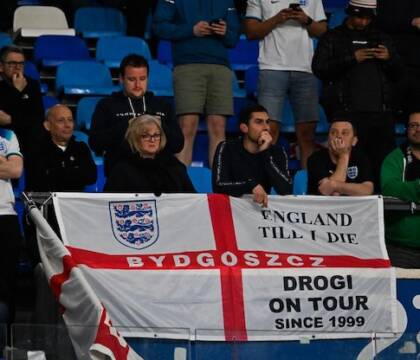 Tifoso inglese con la bandiera che offende Maradona, la Federazione inglese lo blocca