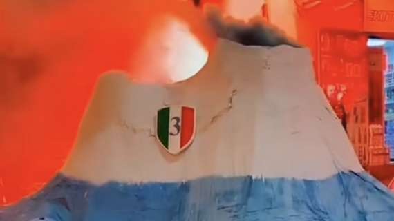 VIDEO – Incredibile ai Quartieri Spagnoli: un mini-Vesuvio erutta per lo Scudetto del Napoli