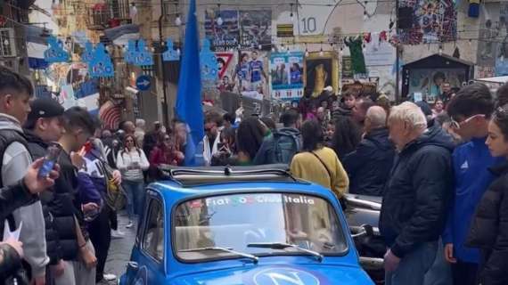 VIDEO – Stupendo a Largo Maradona: sfila già una 500 tutta azzurra