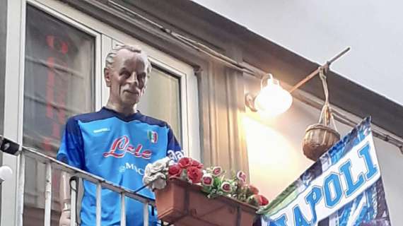 FOTO – “Adda’ passà a nuttata”, Eduardo al balcone con la maglia azzurra e lo scudetto