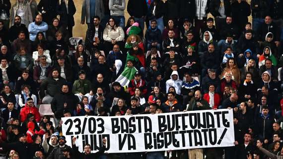 FOTO – “Basta buffonate”, striscione contro l’inno cantato da D’Alessio e Clementino: