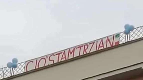 FOTO – “Ciò stam’ trzian”, spunta uno striscione in attesa del terzo scudetto