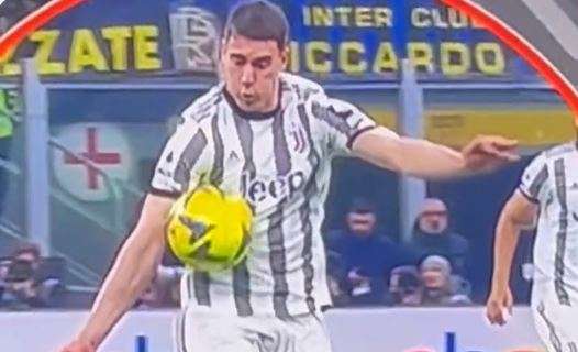FOTO – Clamoroso a Milano: c’era un terzo tocco di mano di Vlahovic sfuggito a tutti!