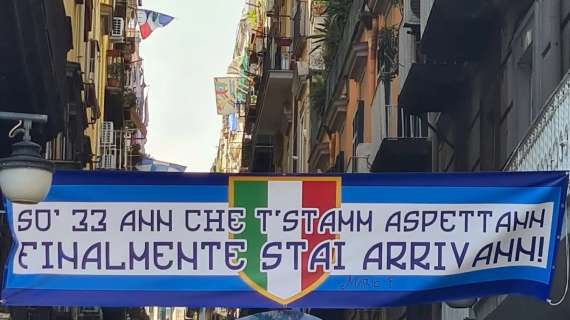 FOTO – “Sò 33 anni che t’ stamm aspettann. Finalmente stai arrivann!”, lo striscione per l’agognato scudetto