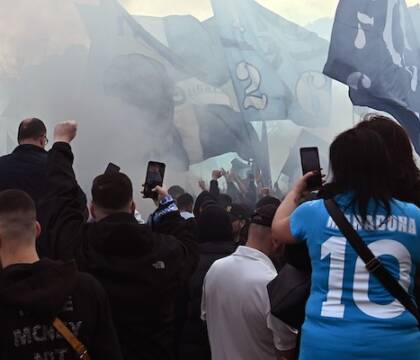 Al Maradona non sono vietati bandiere, tamburi e striscioni, ma va fatta una richiesta (Repubblica)