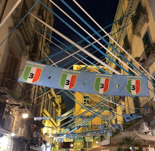 Festa Scudetto, viaggio a Napoli: Piazzetta Nilo colorata tutta d’azzurro