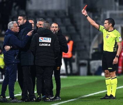 L’arbitro Serra deferito per la lite con Mourinho in Cremonese-Roma: «proferì parole ingiuriose e offensive»