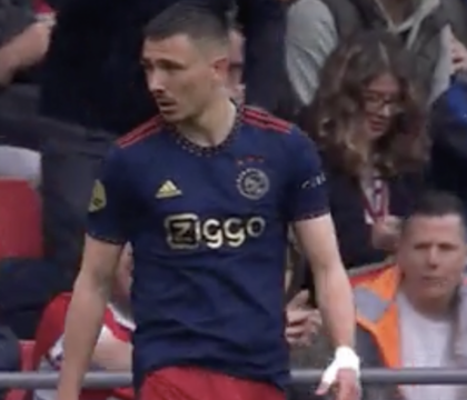 Psv-Ajax, Berghuis colpito da un bicchiere (VIDEO)