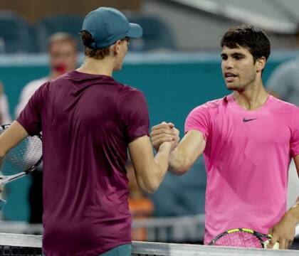 Sinner gioca un grande tennis, batte Alcaraz e va in finale a Miami contro Medvedev
