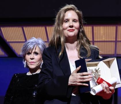 A Cannes premiazione con attacco a Macron: «Ha soffocato con la violenza le proteste sulle pensioni»