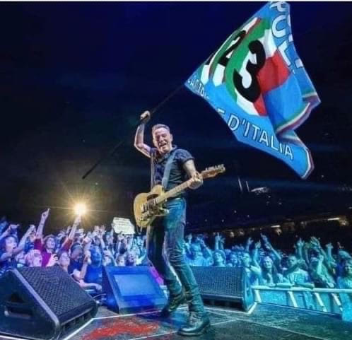 Bruce Springsteen in concerto a Parigi: sul palco la bandiera del Napoli