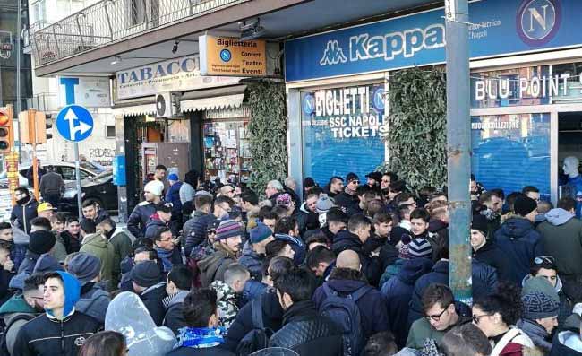 File interminabili per i biglietti di Napoli-Sampdoria. Richieste per oltre 150mila tagliandi