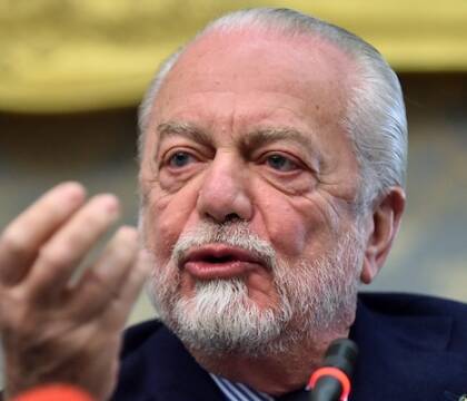 La proposta di De Laurentiis: «Basta con l’intervallo tra i due tempi di una partita»