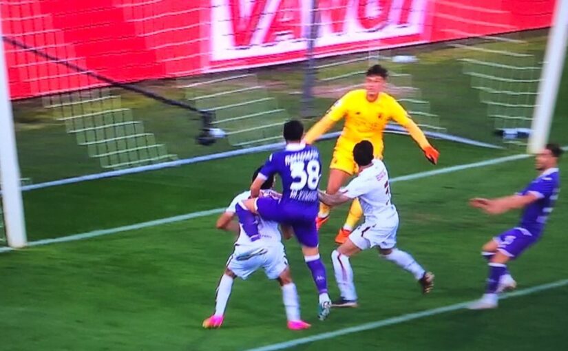Milan sempre con l’aiutino, il web insorge: “Arbitri is on fire”. Che aiuto per i rossoneri