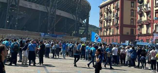 Napoli-Fiorentina: file ‘chilometriche’ al Maradona, ecco quello che sta succedendo fuori alla Curva A – FOTO
