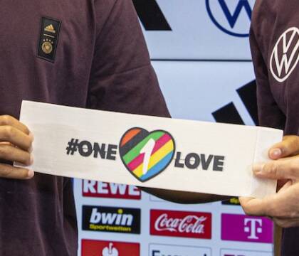 Il calcio è contro gli omosessuali: anche ai Mondiali femminili vietata la fascia arcobaleno Lgbtq+
