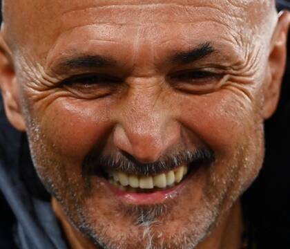 Spalletti dona la maglia autografata di Maradona a un bambino gravemente malato