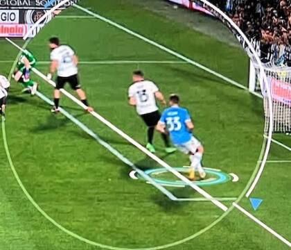 Con tanti problemi da risolvere perché il calcio si impunta sui centimetri del fuorigioco? (Süddeutsche)