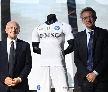Il Vesuvio se ne va in giro a Salerno, a Verona, a Bergamo, sul petto dei campioni d’Italia