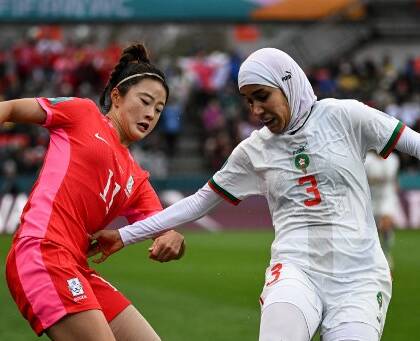 La marocchina Nouhaila Benzina prima calciatrice a indossare il velo ai Mondiali (le Parisien)