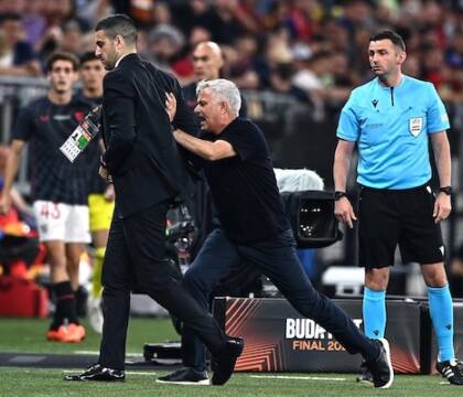 Lo sport ha un problema comportamentale verso gli arbitri, basta guardare Mourinho (Guardian)