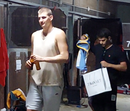 L’incredibile storia di Jokic all’ippodromo di Agnano con una Peroni in mano (VIDEO)