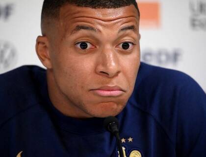 Mbappé scopre le carte del mercato, Osimhen e De Laurentiis sono al tavolo