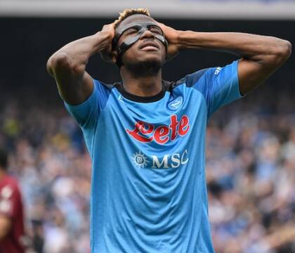 Osimhen, c’è il nodo della clausola: 100 milioni per liberarsi dal Napoli sono troppi (Gazzetta)