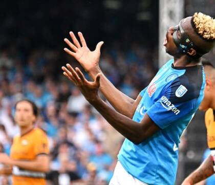 Osimhen e il Napoli distanti 40 milioni sulla clausola: lui la vuole di 120, il club di 160 (Gazzetta)