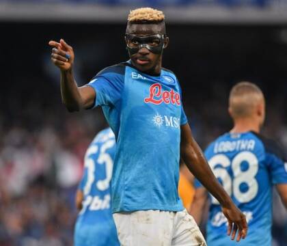 Osimhen, l’agente ha incontrato De Laurentiis, si è parlato di rinnovo, ma anche dei rinforzi del Napoli