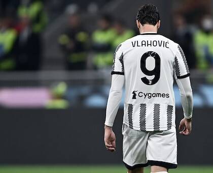 Psg, clamoroso striscione contro Vlahovic: ‘Ti tagliamo le tre dita’