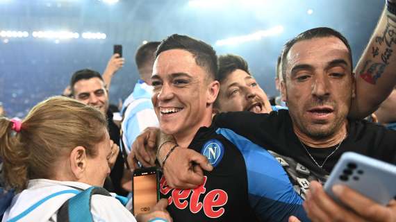 FOTO – Raspadori raggiante: “Felice di essere qui insieme a voi”