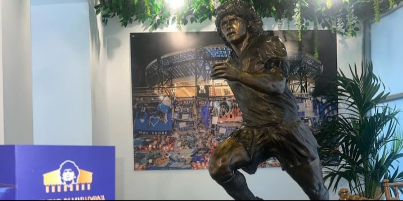 Napoli, la statua di Maradona passa dallo stadio alla pizzeria