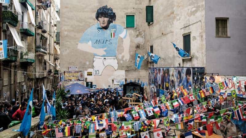 63 Candeline per un Dio: Napoli Celebra il Compleanno di Diego Maradona, l’Eterno Numero 10