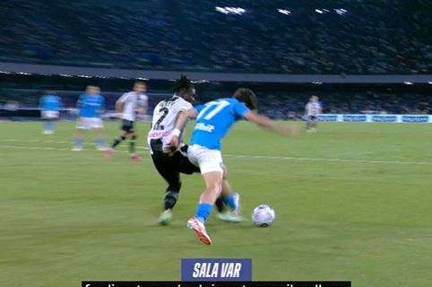 Rigore Kvara, dialogo arbitro-VAR a DAZN: “Lo tocca appena appena…”