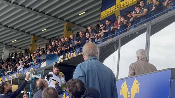 UFFICIALE – 15mila euro al Verona per cori razzisti e lancio birra in Tribuna! Multato anche il Napoli: il motivo