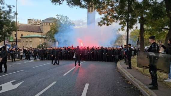 VIDEO – Corteo tifosi del Milan a Parigi: cori contro Psg e Napoli
