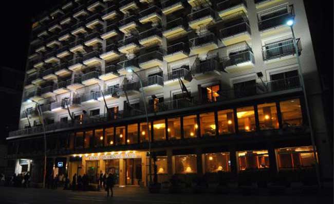 Real Madrid a Napoli, nell’albergo ci sono anche due ex stelle. Tifosi increduli