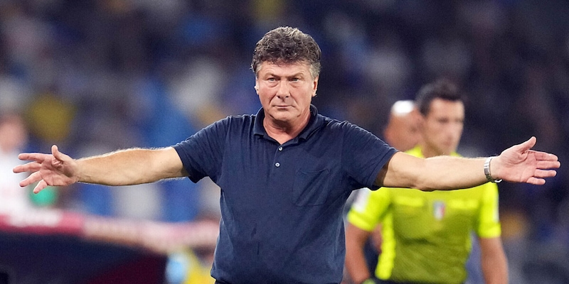 I tifosi del Napoli stanno con Mazzarri: striscione a Castel Volturno