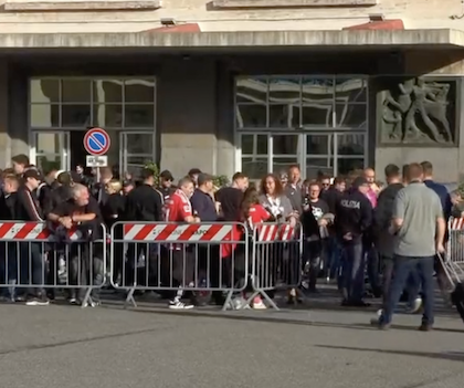 I tifosi dell’Union Berlino si radunano alla Stazione Marittima in attesa dei pullman  VIDEO