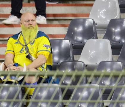 Il calcio eretico della Svezia: potere ai tifosi, stadi bollenti e niente var. E funziona (New York Times)