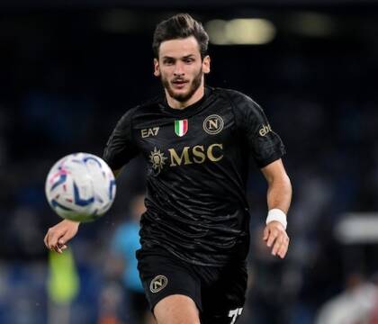 Kvaratskhelia e il contratto, il Napoli vuole blindarlo quando si tornerà alla “normalità” (CorSport)