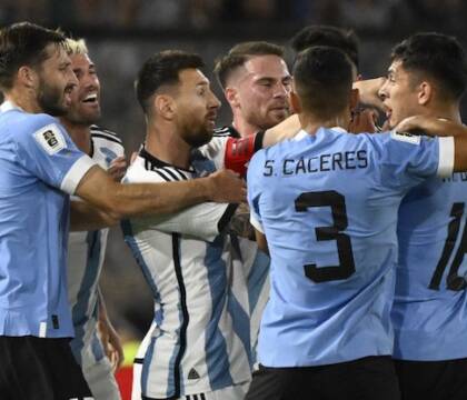 Messi si trasforma in Undertaker e prende per il collo Olivera (VIDEO)