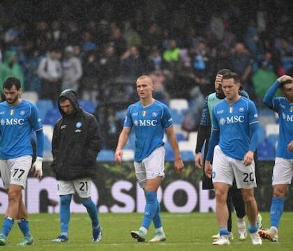 Pagelle – Oggi anche i calciatori ci hanno messo il loro. È l’epilogo di una tragica farsa