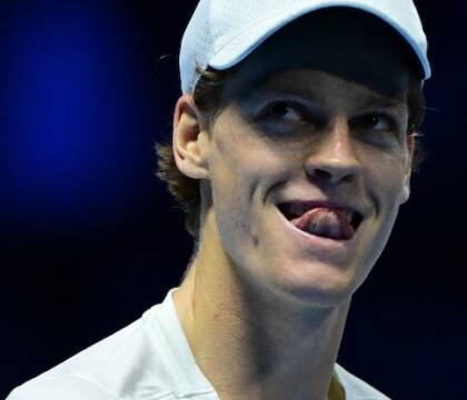 Sinner capolavoro, batte Djokovic dopo aver annullato tre matchpoint. Italia-Serbia 1-1