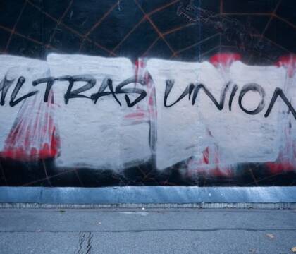 Ultras Union Berlino, la polizia blinda gli hotel dei tifosi tedeschi a piazza Garibaldi VIDEO